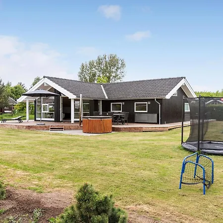 3 Bedroom Lovely In Сasa de vacaciones Jægerspris