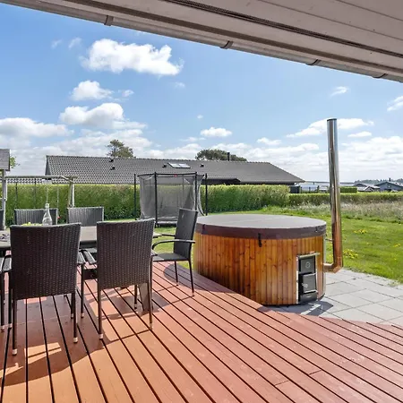 Сasa de vacaciones 3 Bedroom Lovely In *